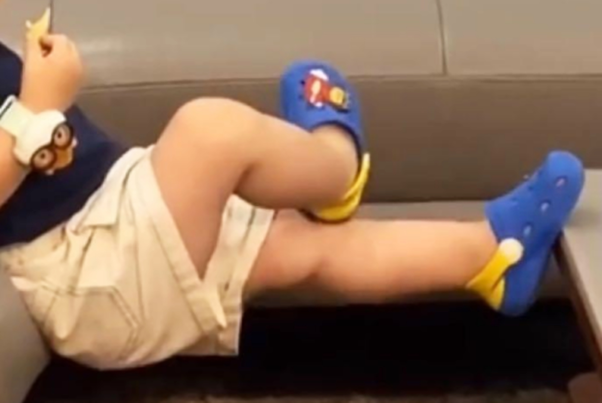 为什么中国孩子容易“罗圈腿”?多半是和父母的这3种习惯有关