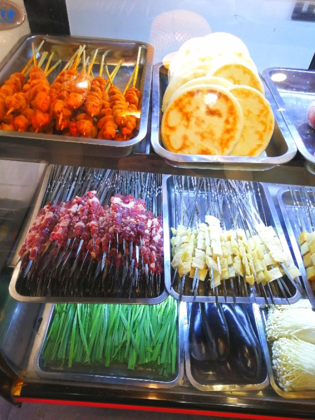 郑州十里铺街，来自于济源的知名炒鸡光光酱，味道果然可带劲儿啊