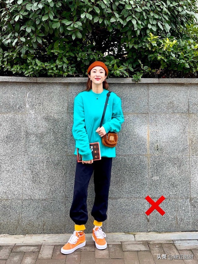 现在的女孩子阔腿裤穿搭中长卫衣,2019穿卫衣阔腿裤气质又有女人味