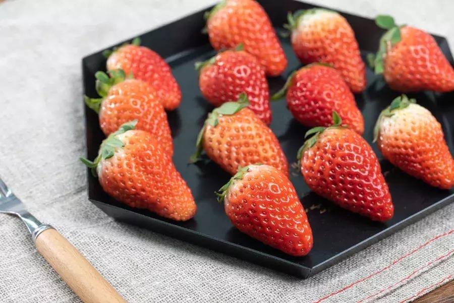 一下子吃了很多草莓,一下子吃了300g草莓