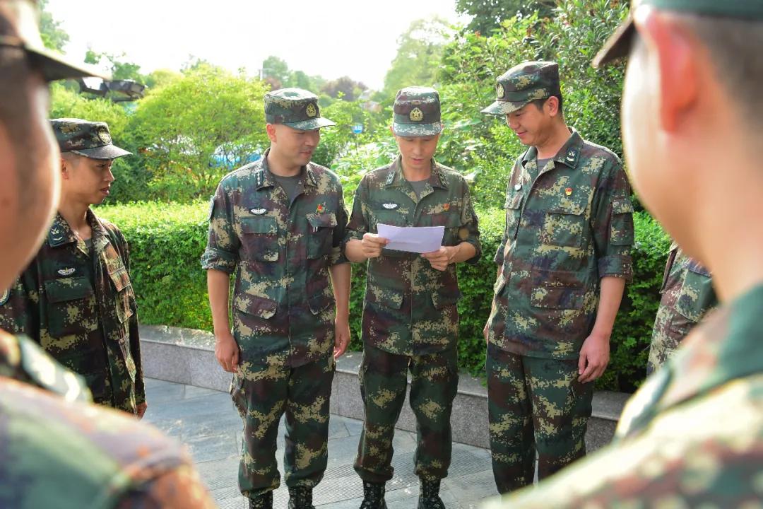 好奇！东风快递小哥居然收到了一份神秘快递