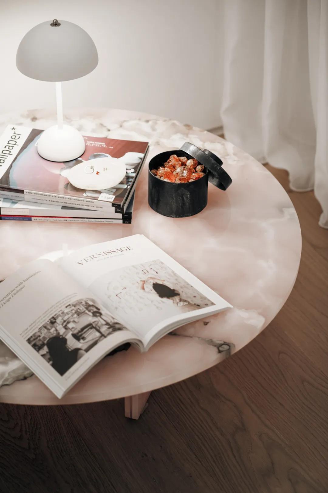 她从欧洲背回月球灯，“明明如月，何时可掇”，把家变成了艺术馆