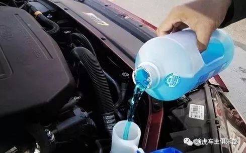 浓缩玻璃水掺自来水还是纯净水,汽车玻璃水用完了可以加水吗