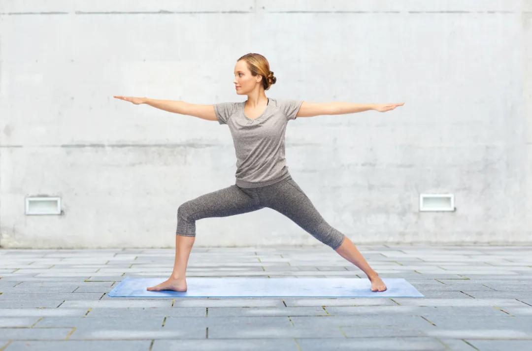 赵丽颖叫你不要再开髋了，这3招体式对髋部更有益