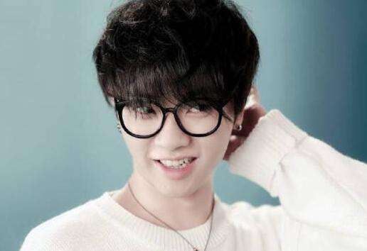 华晨宇许嵩谁的成就大,许嵩和华晨宇谁的地位高