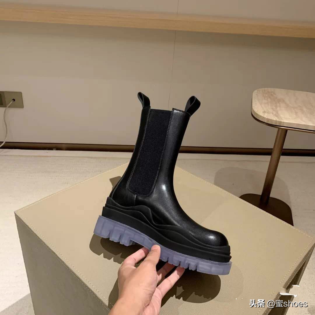 刘雯穿搭全靠小白鞋,刘雯穿的优衣库的绿色衬衣