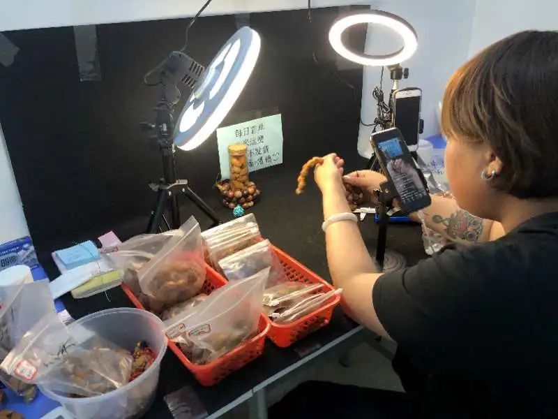 永清核雕摆地摊,卖核雕赚百万元