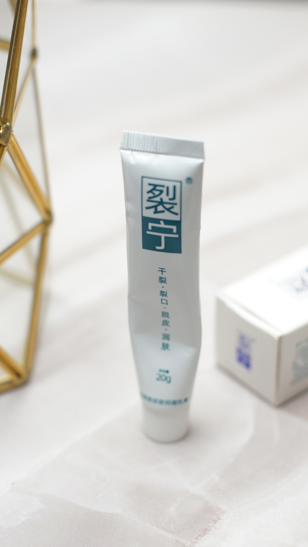 手足皲裂涂进口药膏效果好,手足干燥皲裂用什么防裂膏