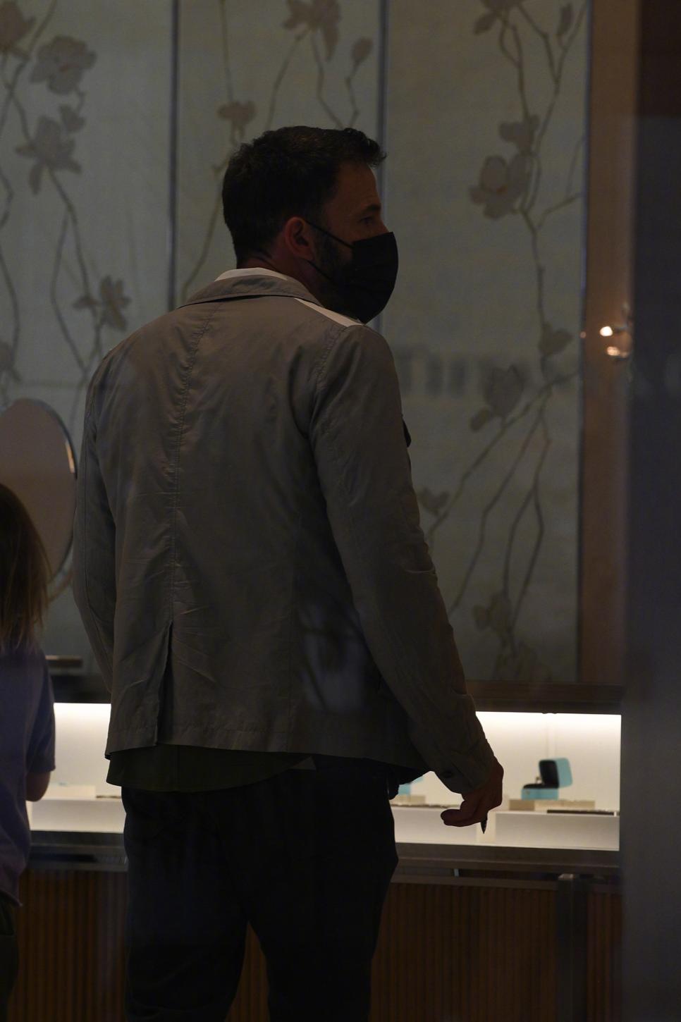 大本或将购买婚戒,携母亲现身珠宝店,19年前花1600万买戒指求婚