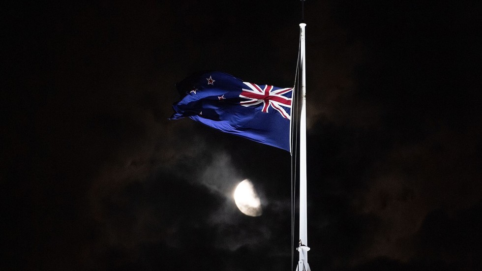 生愤怒只能让敌人得意；想想如何让它们疼，才是正理