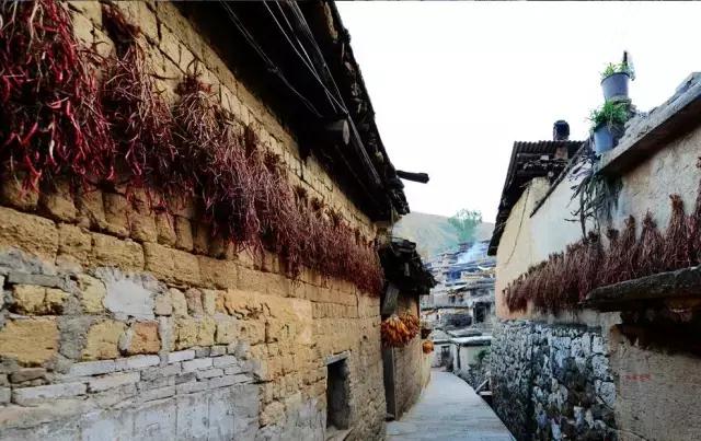 云南这个村子百家相连,一不留神就走到人家房顶上了