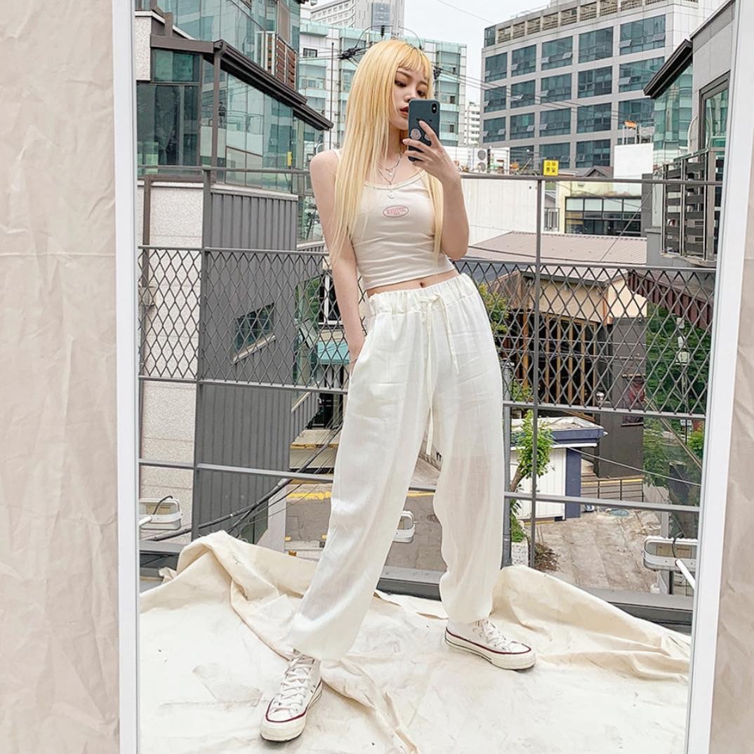 还在穿阔腿裤的你可能不知道，时髦精都悄悄穿起了束脚裤和背带裤