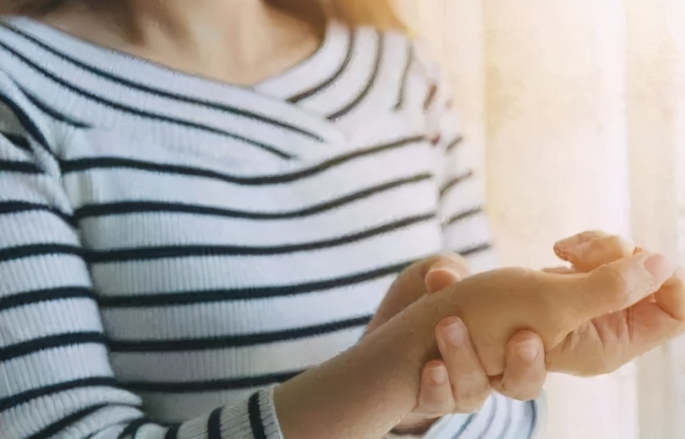 女性晚上失眠手脚发热,女性老人手脚老发热什么原因