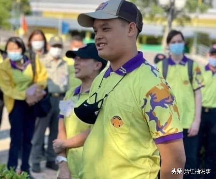 西拉米产后出院排场大,泰王亲自推轮椅,群臣跪拜提帮功母子