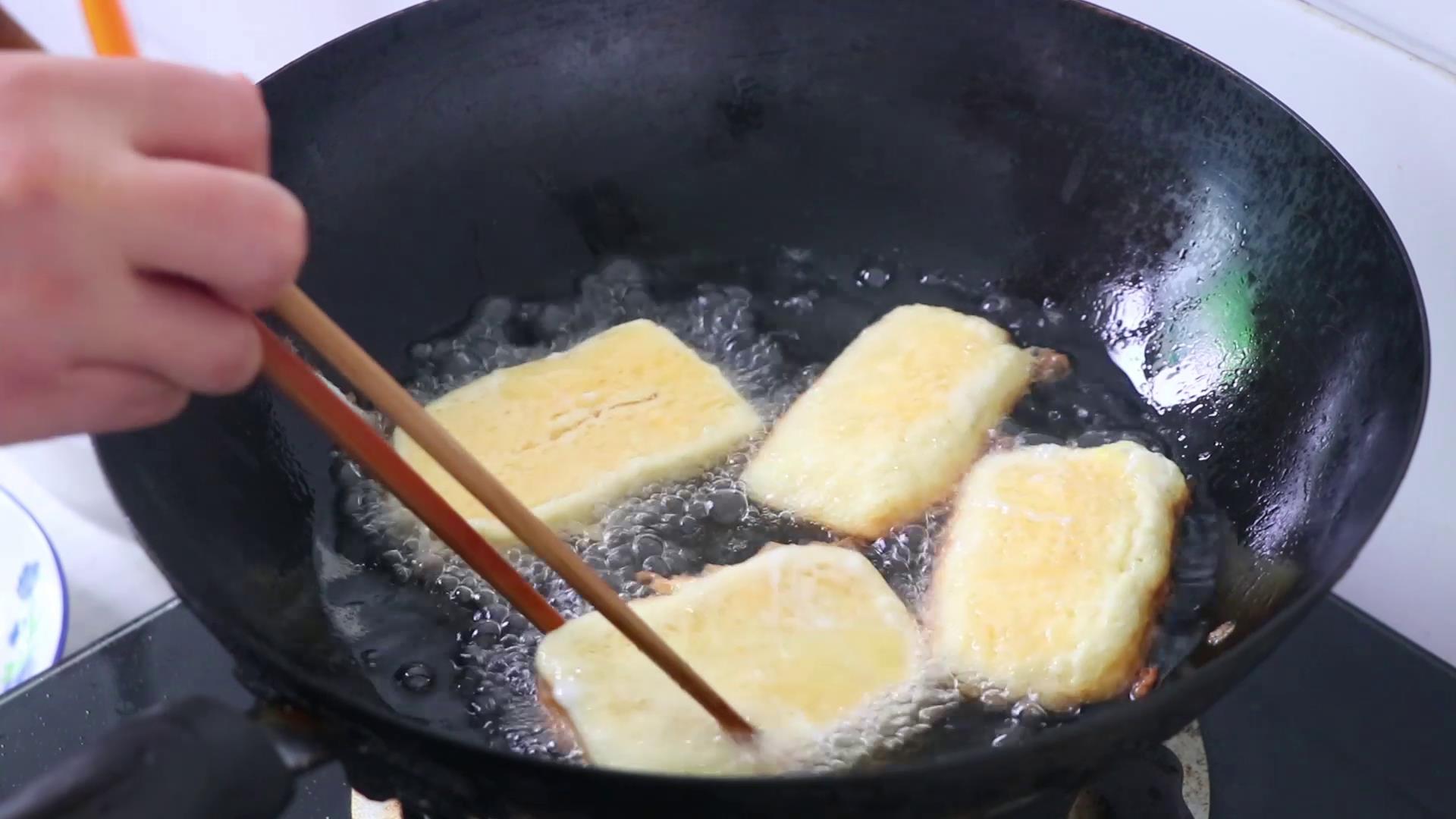 炸馒头片为什么要先蘸一下凉水,炸鸡蛋馒头片怎么做又嫩又好吃