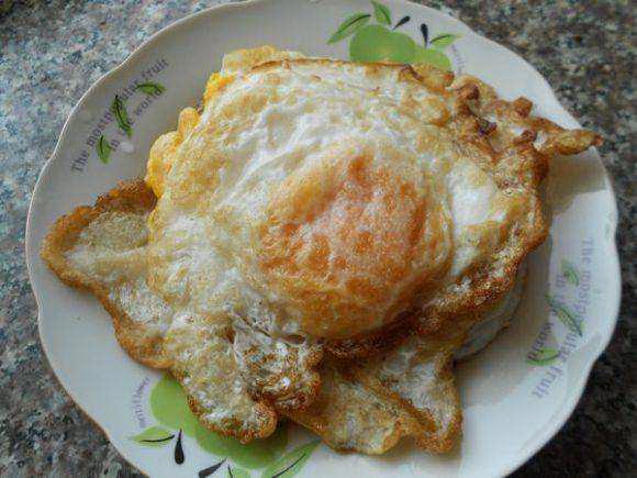 煎蛋糊在锅底怎么清理,煎蛋粘锅怎么办