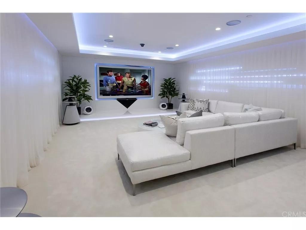 开车进故宫空姐被扒!溥仪都要买票,特朗普也须步行,你凭啥?