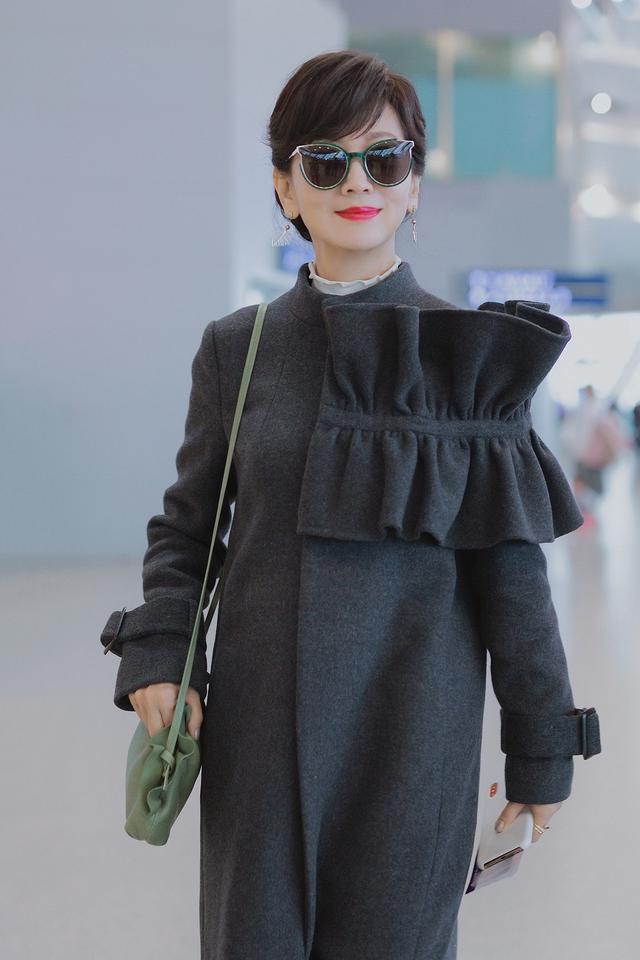 赵雅芝好会玩，穿呢大衣还要粘个大蝴蝶结，不显丑反而挺有时髦感