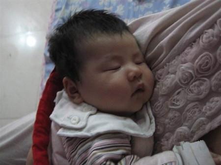 “吃neinei”，为了让孩子听话睡觉，奶奶让孙子吃自己的