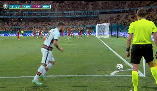 c罗高高跃起头球把球砸向了球门,c罗脱下队长袖标怒摔草坪上