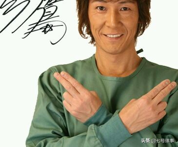 福登把球塞进球衣里庆祝动作,于大宝进球庆祝动作