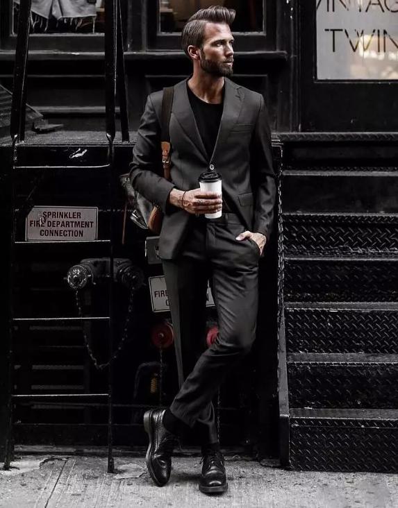 西装应该怎么穿才显得有品位,肩膀宽的人穿西装为什么更好看