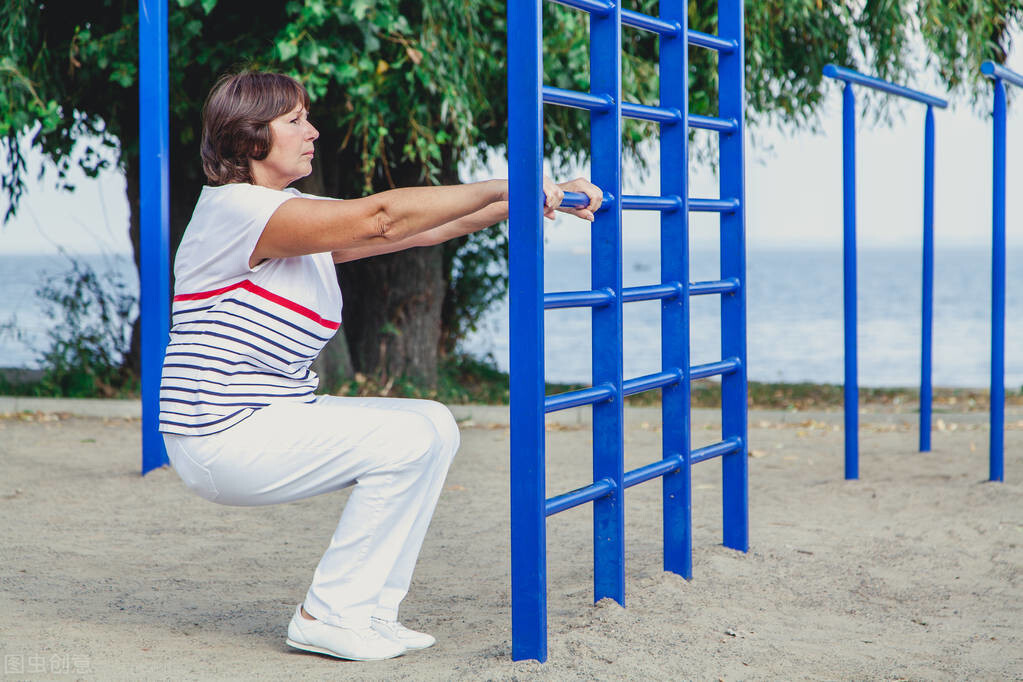 深蹲锻炼双腿，3种方式变化脚下距离，适量运动高效健身