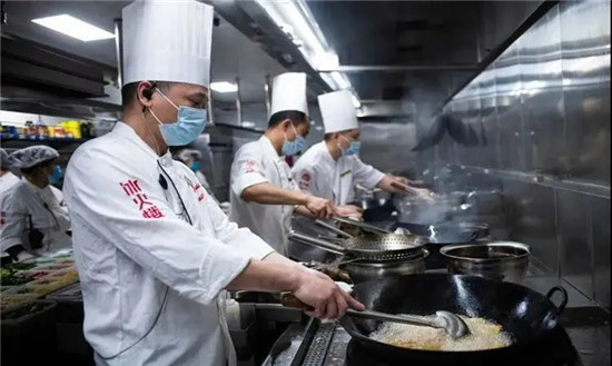 餐厅节日只卖套餐，食客非要单点还曝光餐厅！厨师：滚犊子