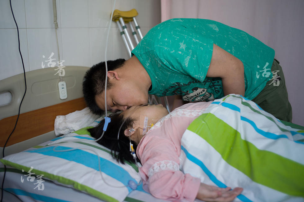 身高89厘米的脆骨女面临“死亡组合”艰难产子：为爱不后悔