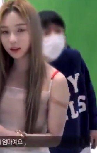 韩网炸了！女团成员工作时疑被*拍偷**裙底，6秒“作案”视频疯传…