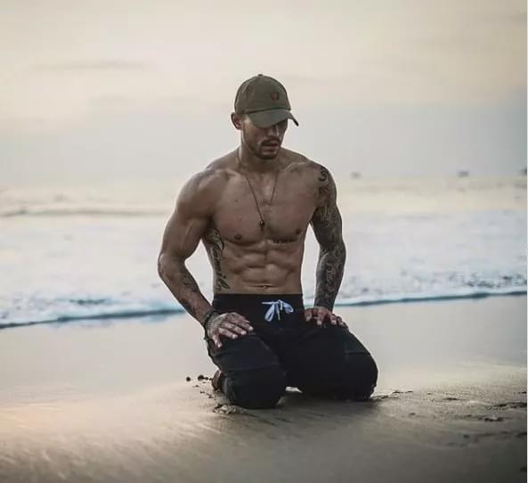 *辱侮**中国肌肉男的身材？网友：呸，你不配