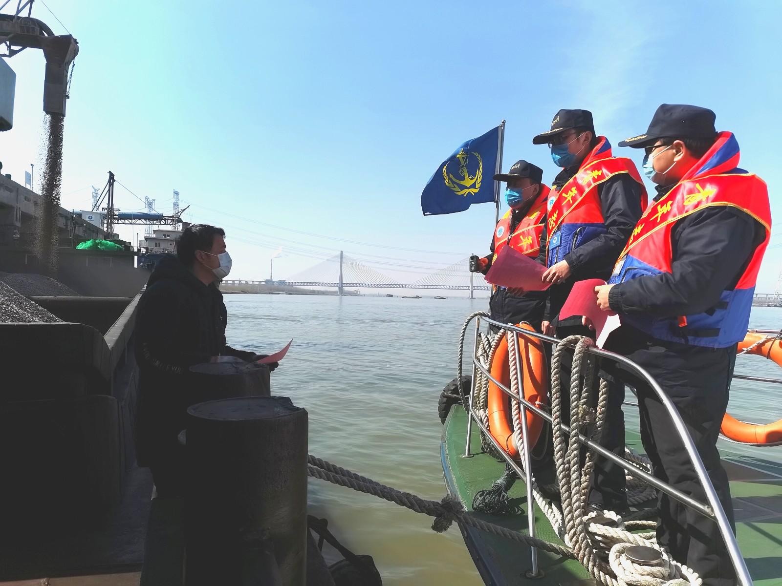 让青春绽放在皖江战疫一线---记芜湖荻港海事处“海盾365”青年服务队