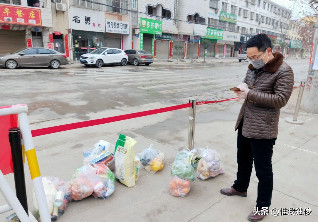 握紧拳头抗击疫情,抗击疫情小手拉大手小学生