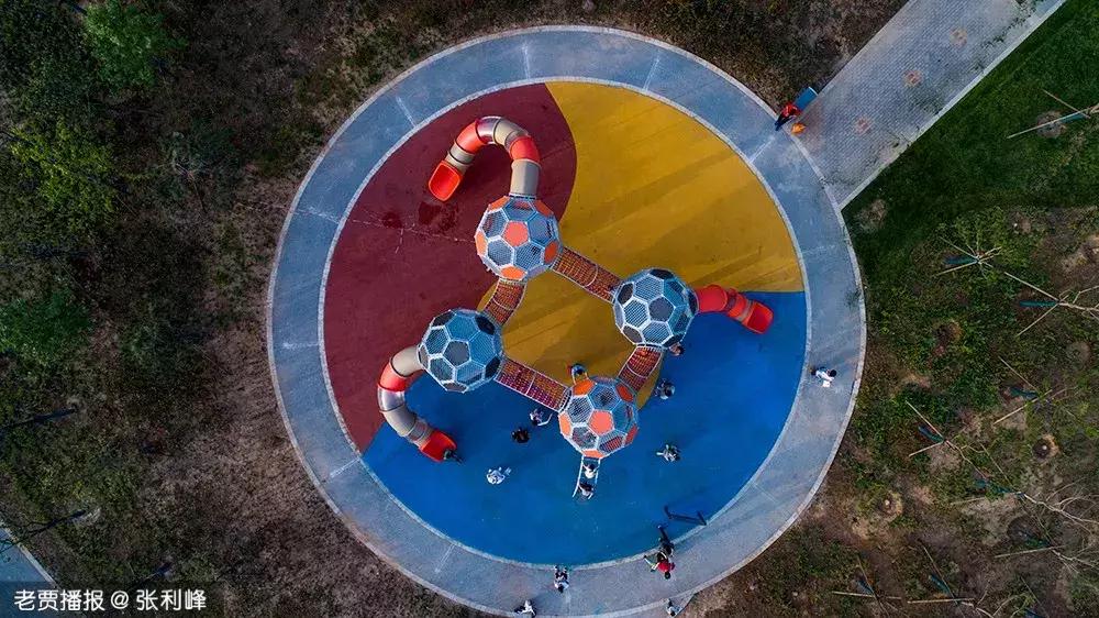 哪个公园好玩又免费又滑滑梯,半圆滑梯攀岩公园