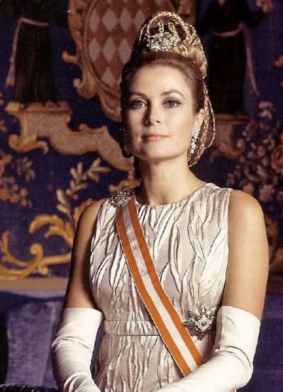 英国王室珠宝红宝石,英国皇室珠宝35克拉蓝宝石胸针