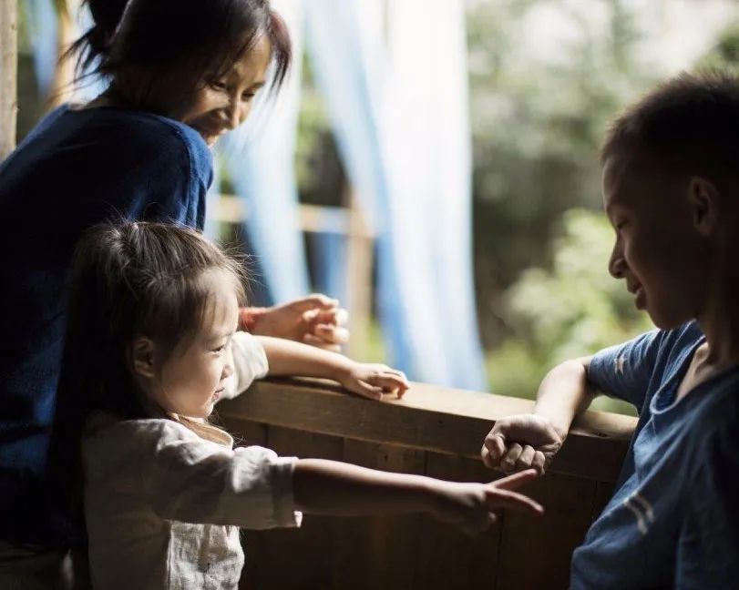 租下城郊200㎡小院，和陌生人一起生活5年：唱歌、染布、盖树屋