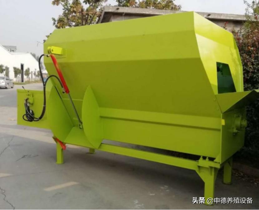 撒料车畜牧养殖设备,饲料搅拌机与刮粪车的区别