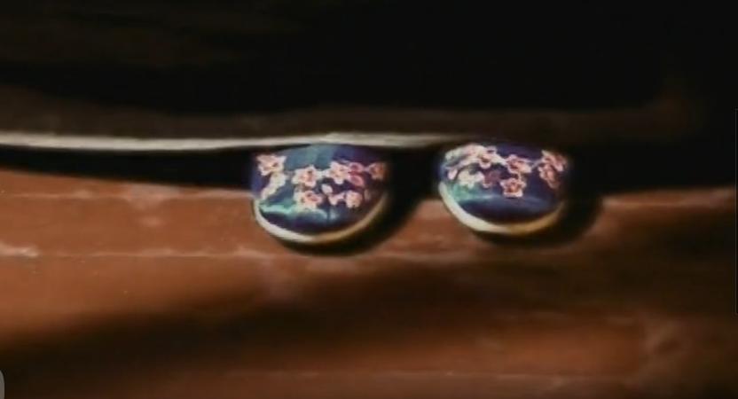 旧版一双绣花鞋电影,谍战剧一双绣花鞋片段