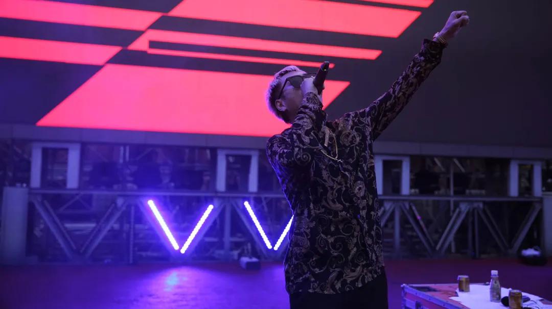 酷炫机车轰炸“洋沙湖”，哈雷电音之夜引爆“欢乐水世界”