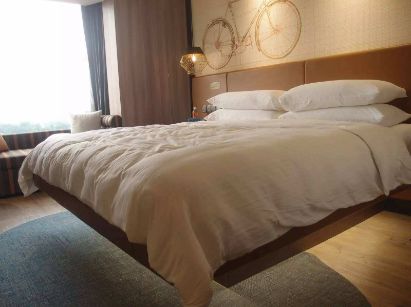 新婚夜发现妻子当过小姐，朋友劝我看一看床头，我跪着求老婆别走