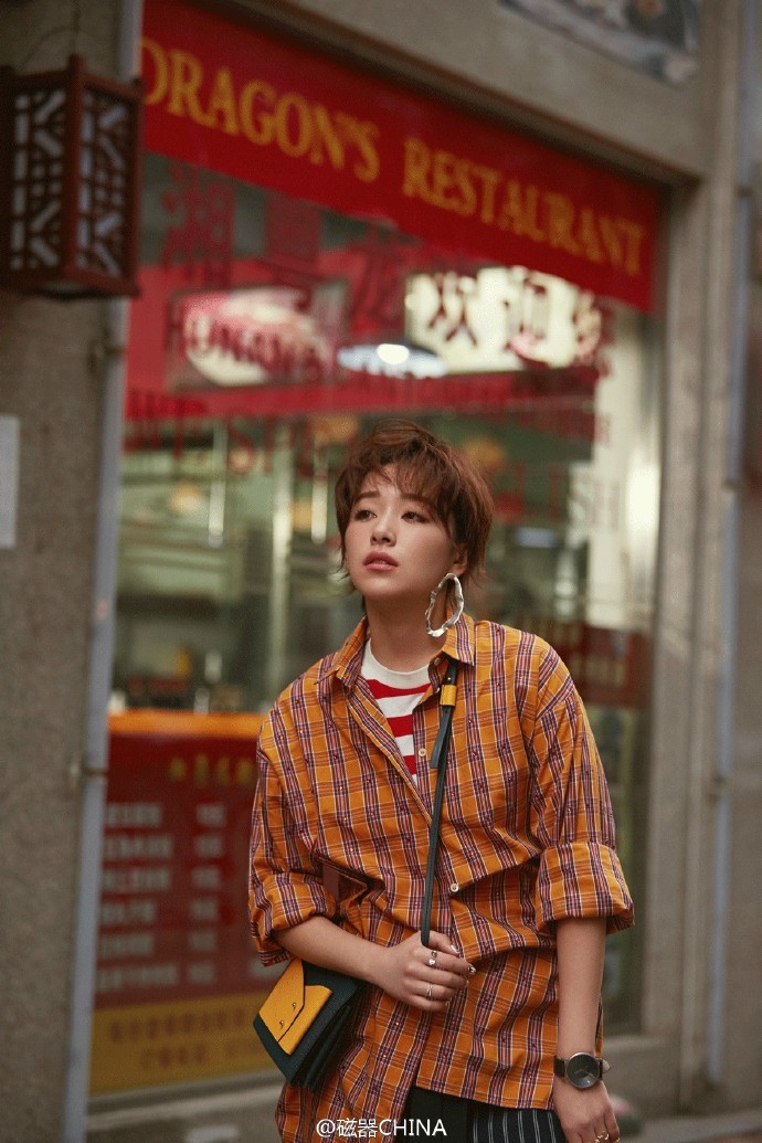 不要再背烂大街的双肩包了,别再背烂大街的轻奢包