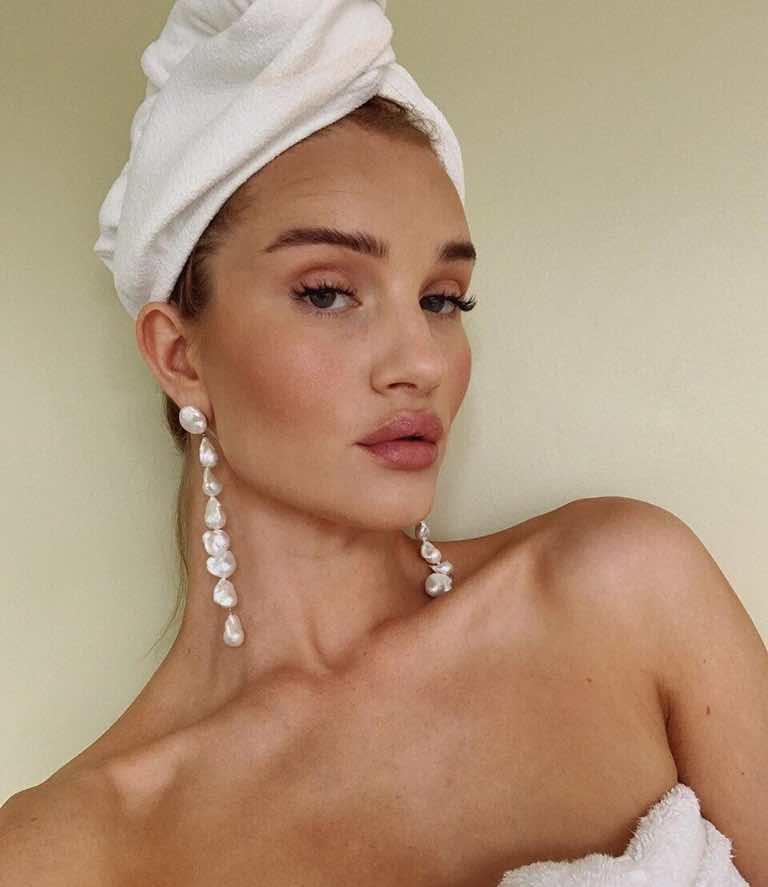 珍珠帽子白色怎么搭配好看,休闲穿搭适合戴的珍珠