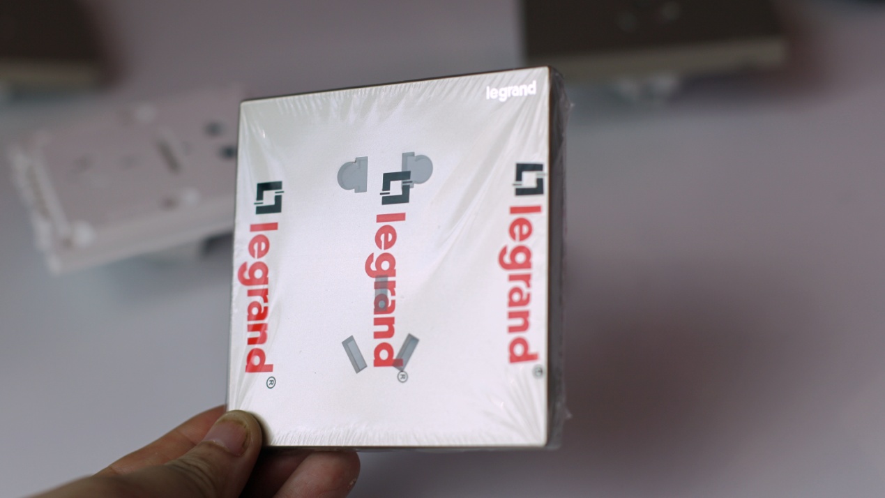 罗格朗开关怎么从墙上拆下来,罗格朗简约插座拆解