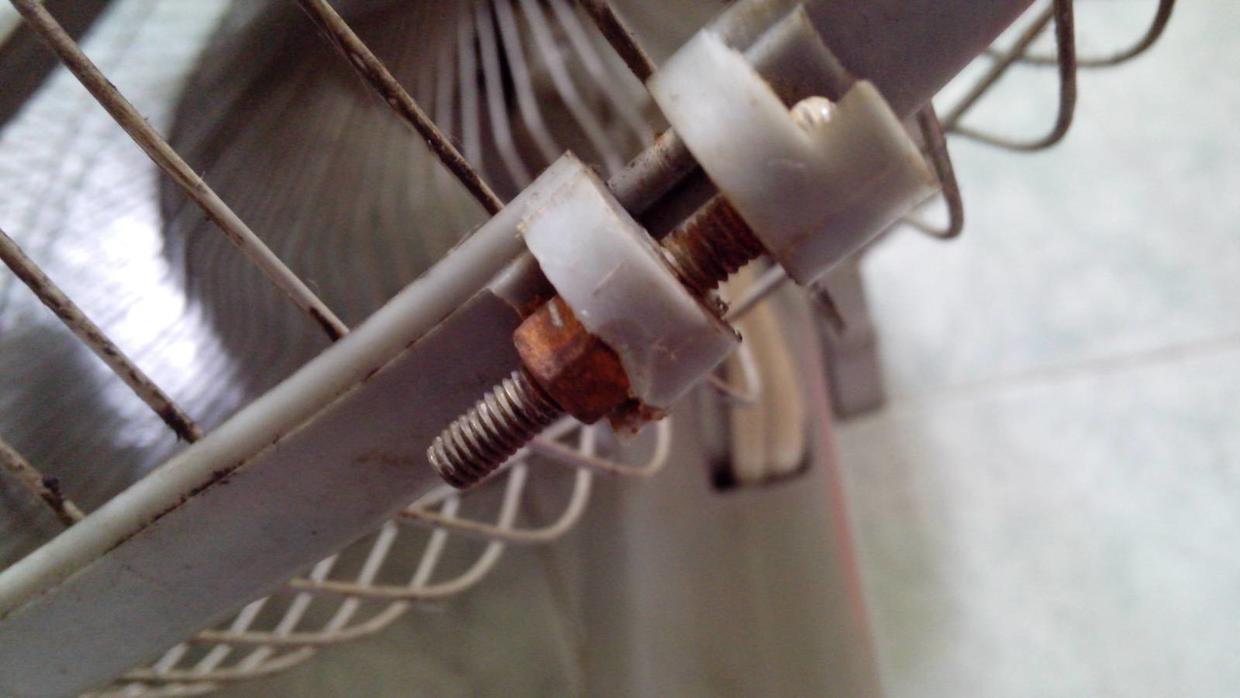 拖把上的螺丝生锈了怎么拧开,铁锅把手的螺丝生锈了怎么拧开