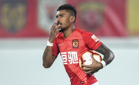 中超联赛出现废人动作,40岁老队长火气很大,卡帅坚决不护短