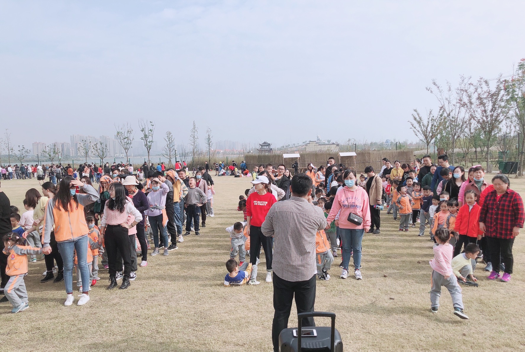 拥抱大自然携快乐同行,幼儿园拥抱自然与春天共舞