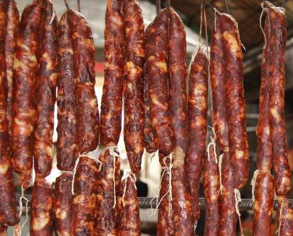 冬天“灌肠”超简单,只需加入4种料,腊肠饱满入味,色香味俱全