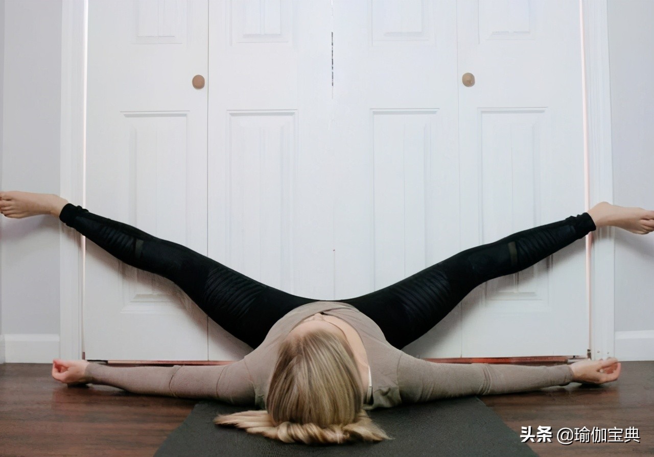 如果你的臀部感觉很紧是时候伸展一会9个简单的墙壁瑜伽伸展练习