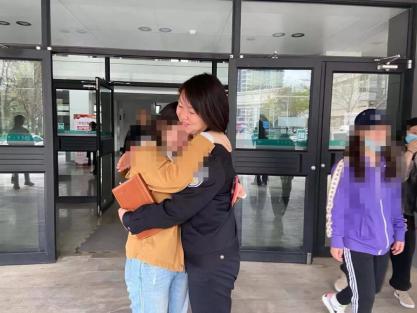 你能看出谁是真的警察吗,你能猜出谁是真正的警察吗