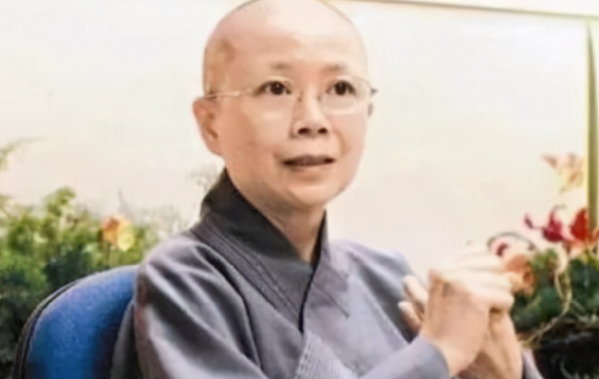 70岁谭咏麟踢球,七十几岁谭咏麟上球场